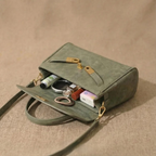 Damen Tasche Salbeigrün im Alltag getragen